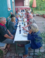 Die ganze Gruppe beim Speisen